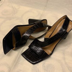 Leather Nine West brown sandals.